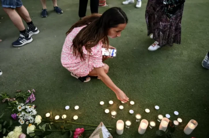 Autel improvisé dans les Jardins de l'Europe à Annecy après l'attaque au couteau, le 8 juin 2023 ( AFP / OLIVIER CHASSIGNOLE )