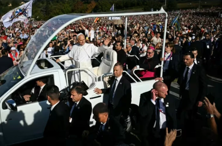 Le pape Léon XIV, accueilli par une foule de pèlerins à Lourdes, dans les Hautes-Pyrénées, le 27 septembre 2026 ( AFP / Lionel BONAVENTURE )