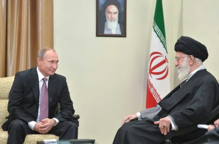 Le président russe Vladimir Poutine et le guide suprême d'Iran, l'ayatollah Khamenei à Téhéran, le 23 novembre 2015