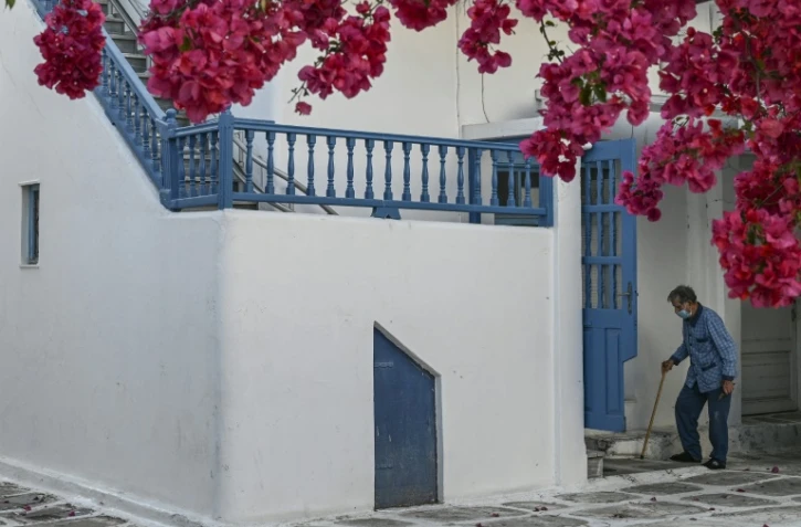 Une personne âgée rentre chez lui dans sa maison à Mykonos, ile grecque des Cyclades, le 13 mai 2020