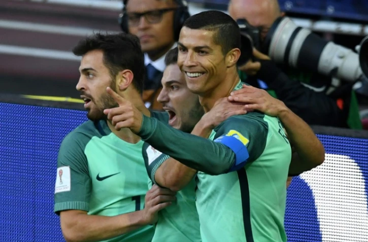 L'attaquant du Portugal Cristiano Ronaldo (d) exulte après avoir inscrit l'unique but du match face à la Russie en Coupe des Confédérations, le 21 juin 2017 à Moscou 