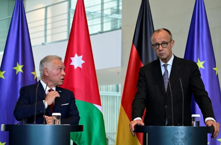Le chancelier allemand Friedrich Merz (à droite), en conférence de presse à Berlin avec le Roi Abdallah II de Jordanie, le 29 juillet 2025
