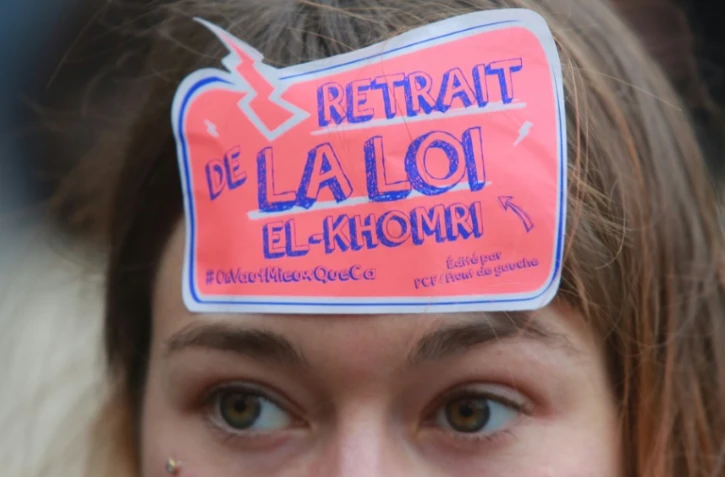 Une étudiante avec un autocollant demandant le retrait de la loi El Khomri sur la réforme du Code du travail lors d'une manifestation à Bordeaux le 31 mars 2016
