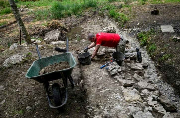 Un archéologue travaille sur le site de fouilles du sanctuaire dédié à la déesse Sequana, à la source de la Seine à Source-Seine, en Côte-d'Or le 8 juin 2026