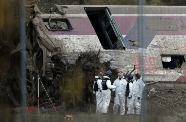 Une équipe d'urgence travaille sur le lieu de l'accident d'une motrice et d'une rame de TGV dans un canal à Eckwersheim, près de Strasbourg, dans le nord-est de la France, le 15 novembre ( AFP / FREDERICK FLORIN )