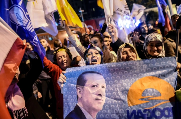 Les partisans du Parti de la justice et du développement (AKP) de Erdogan manifestent leur joie le 1er novembre 2015 à Istanbul