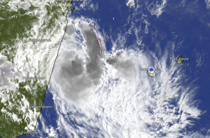 Fytia devrait passer entre 200 km et 300 km au sud-ouest de l'île, La Réunion en vigilance cette nuit