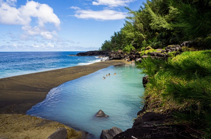 Saint-Philippe : bassin bleu turquoise à la Pointe du Tremblet 