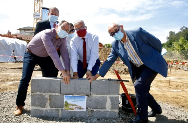 Pose de la première pierre d'une Maison départementale à Petite Ile 