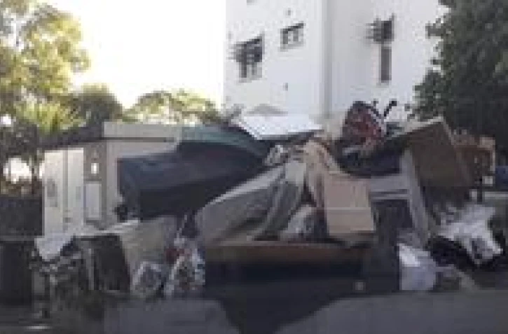 Band cochon : les carcasses de voitures s'accumulent sur la voie publique