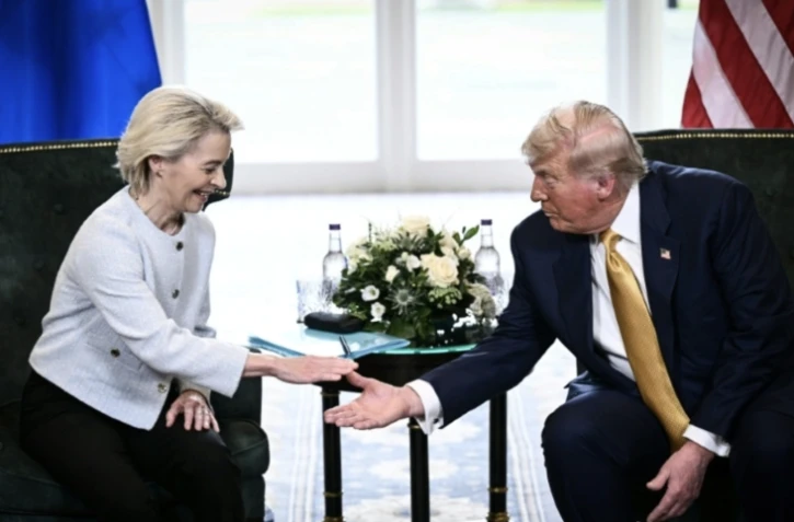 Donald Trump et Ursula von der Leyen annoncent un accord douanier à Turnberry en Ecosse le 27 juillet 2025 ( AFP / Brendan SMIALOWSKI )