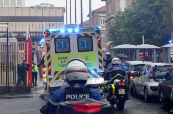 Des ambulances transportant les passagers français du MV Hondius arrivent à l'hôpital Bichat à Paris, le 10 mai 2026 ( AFP / Xavier GALIANA )