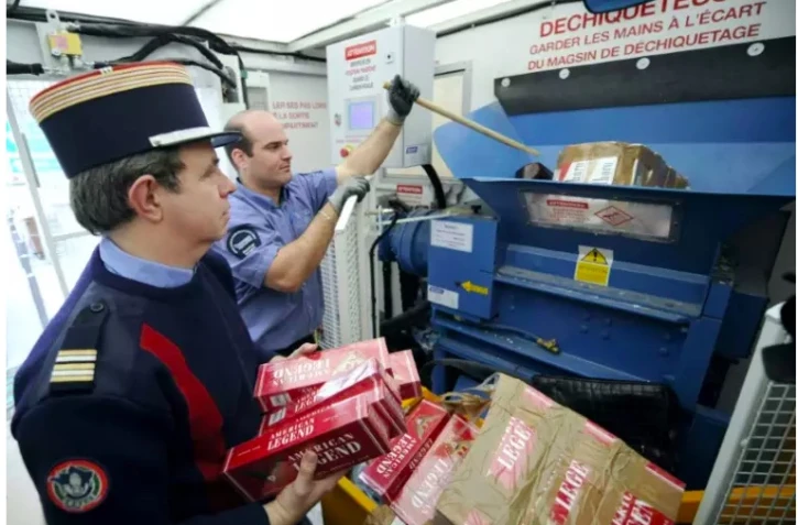 Destruction de cigarettes et articles de contrefaçon saisis, effectuée par une déchiqueteuse installée dans un camion, le 11 mars 2011 à Marseille 