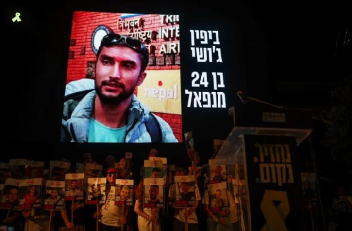 Une photo de Bipin Joshi projetée sur un écran pendant une manifestation de proches d'otages, le 16 août 2025 à Tel-Aviv ( AFP / Jack GUEZ )