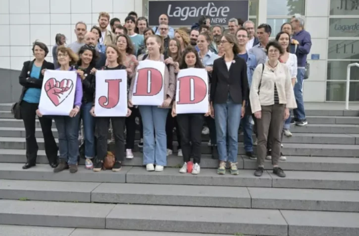 Des membres de la rédaction du Journal du Dimanche en grève, le 5 juillet 2023 à Paris ( AFP / Alain JOCARD )