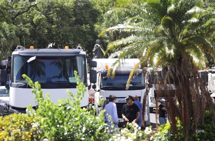 Manifestation des transporteurs devant la préfecture