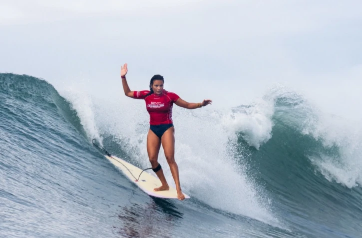 Alice Lemoigne sacrée championne du monde de longboard au Salvador