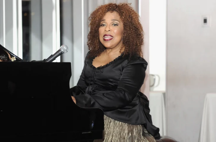 La chanteuse Roberta Flack, le 6 novembre 2013, à New York, lors d'un tour de chant à la Women's Sports Foundation. (BRAD BARKET / GETTY IMAGES NORTH AMERICA / AFP)