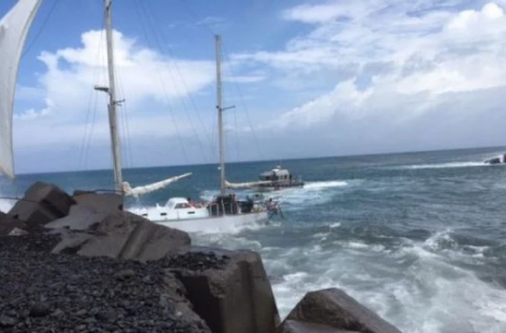 Un voilier s\'échoue dans la darse du port Ouest
