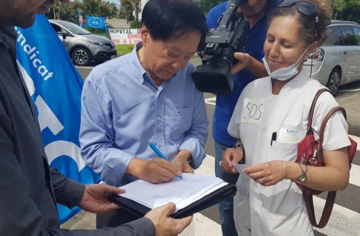 André Thien-Ah-Koon au chevet des urgences du CHU de Saint-Pierre