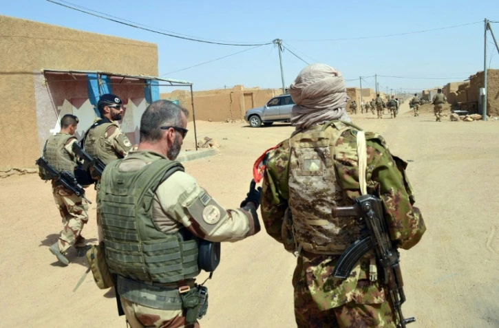Des militaires prenant part à l'opération antiterroriste Barkhane dans une rue de Kidal, dans le nord du Mali, le 25 octobre 2016