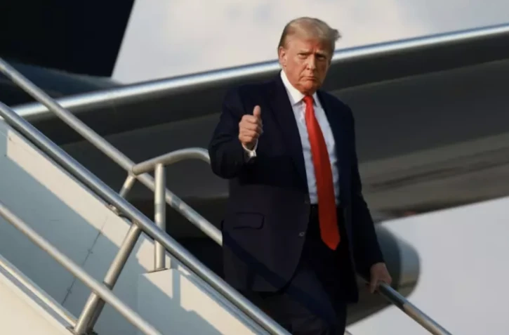 L'ancien président américain Donald Trump lève le pouce en descendant de son avion posé sur le tarmac de l'aéroport international Hartsfield-Jackson d'Atlanta, en Géorgie, le 24 août 2023 ( GETTY IMAGES NORTH AMERICA / JOE RAEDLE )
