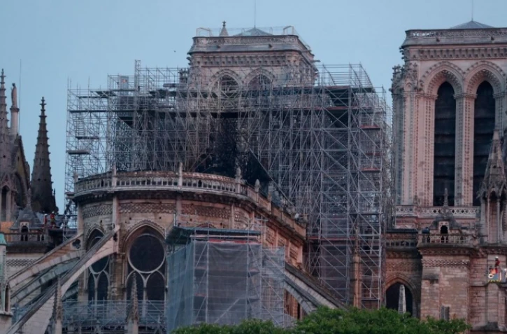 Des pompiers devant la cathédrale Notre-Dame de Paris le 16 avril 2019