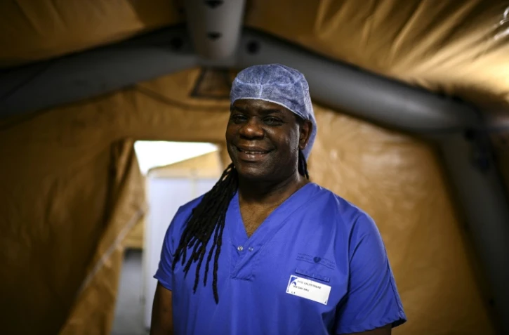Rosa-François Lousassa, dit Loulou, ancien aide-soignant, sous la tente de triage du service des urgences de l'hôpital de la Salpêtrière, le 24 novembre 2020 à Paris