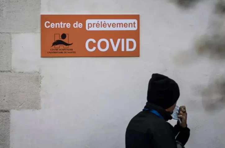 Un homme passe devant un centre de prélèvement Covid au CHU de Nantes, le 11 janvier 2023