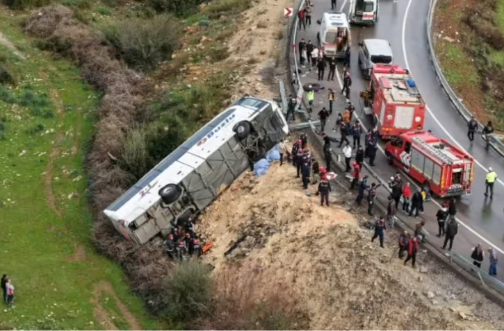 Photo prise et distribuée le 1er février 2026 par l'agence turque DHA montrant un plan aérien de l'accident de bus mortel à Antalya, grande ville touristique située dans le sud de la Turquie ( DHA (Demiroren News Agency) / Handout )