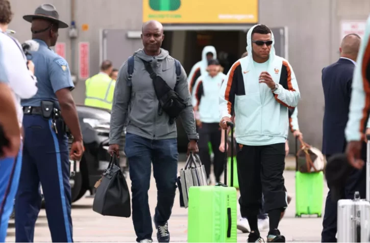 Kylian Mbappé et les joueurs de l'équipe de France de football sont arrivés à l'aéroport de Boston le 10 juin 2026 aux Etats-Unis © Franck FIFE / AFP