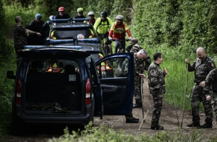 Des gendarmes à la recherche de Agathe Hilairet, joggeuse de 28 ans disparue jeudi dans la Vienne, à Vivonne, le 13 avril 2025. ( AFP / Philippe LOPEZ )