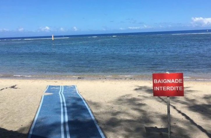 La plage du centre de Saint-Leu interdite en raison d'une pollution encore inconnue