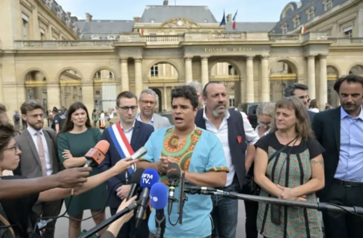 Basile Dutertre, qui se présente comme "une des voix des SoulÚvements de la terre", s'exprime le 8 août 2023 à Paris avant une audience au Conseil d'Etat ( AFP / ALAIN JOCARD )