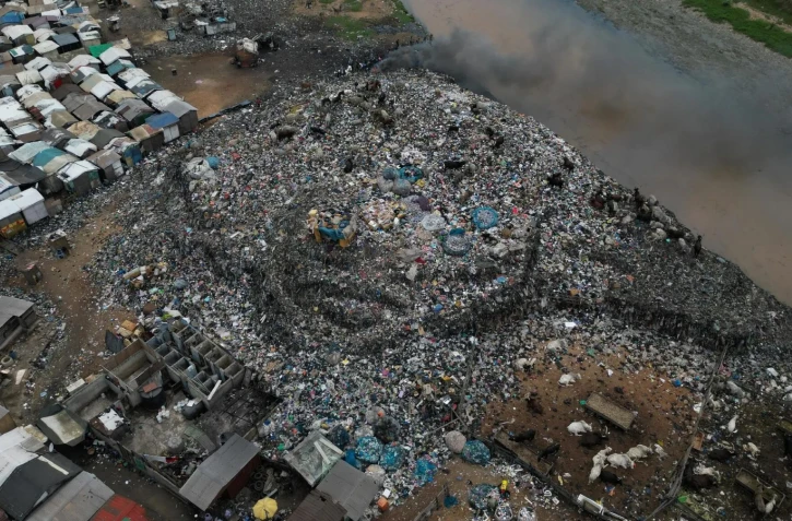 Décharge de vêtements de seconde main à Accra, le 15 novembre 2023