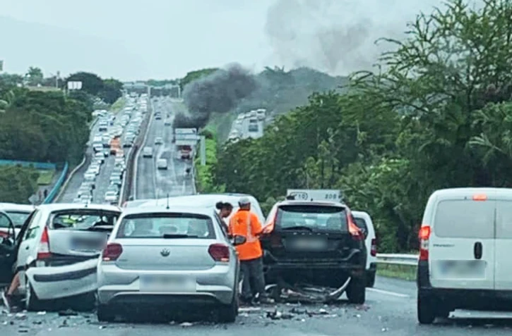 Carambolage sur la quatre voies de Sainte-Marie, un véhicule en feu