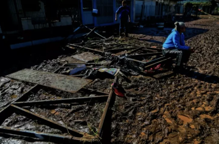 Un habitant de Muçum parmi les décombres après le cyclone dévastateur, le 6 septembre 2023 ( AFP / Silvio AVILA )
