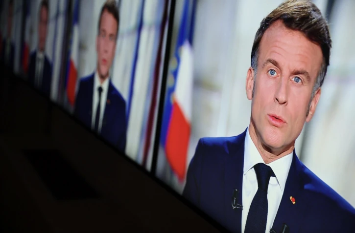 Capture d'écran du président français Emmanuel Macron lors de ses voeux pour le Nouvel An depuis le palais de l'Elysée, Paris, le 31 décembre 2024