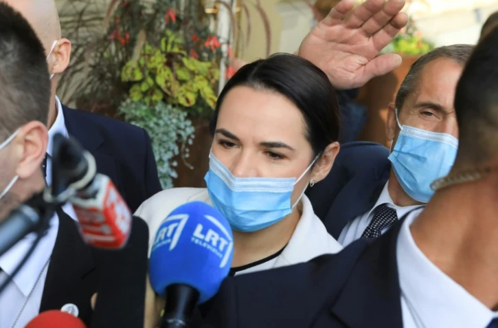 La leader de l'opposition bélarusse Svetlana Tikhanovskaïa fait une déclaration aux médias après sa rencontre avec le président français Emmanuel Macron, le 29 septembre 2020 à Vilnius, en Lituanie