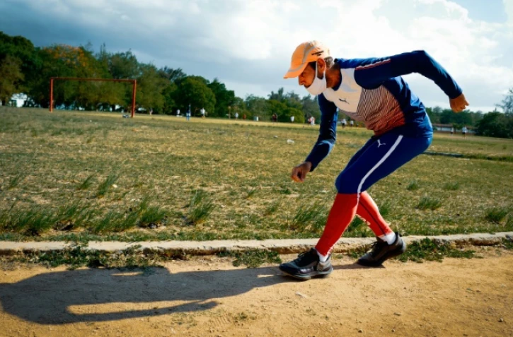 L'athlète cubain de retrorunning Wilfredo Diaz s'entraîne à La Havane, le 1er juin 2021