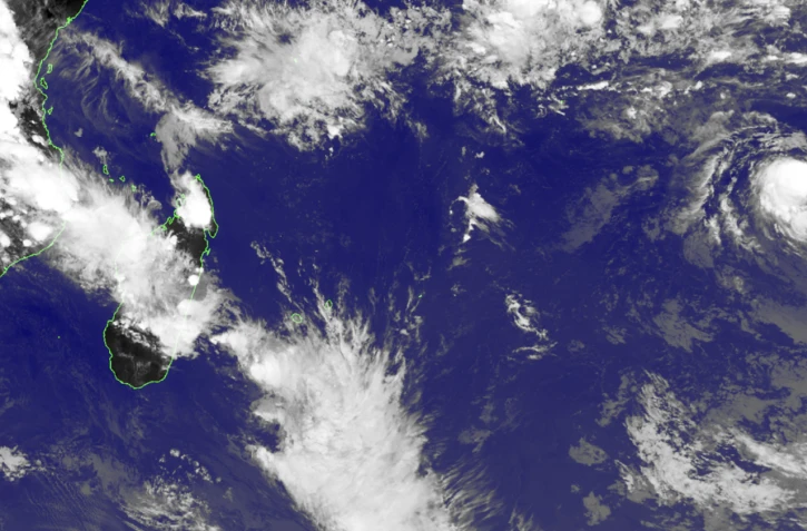 La forte tempête tropicale Grant à 3.440 km à l'est de La Réunion, s'intensifie progressivement