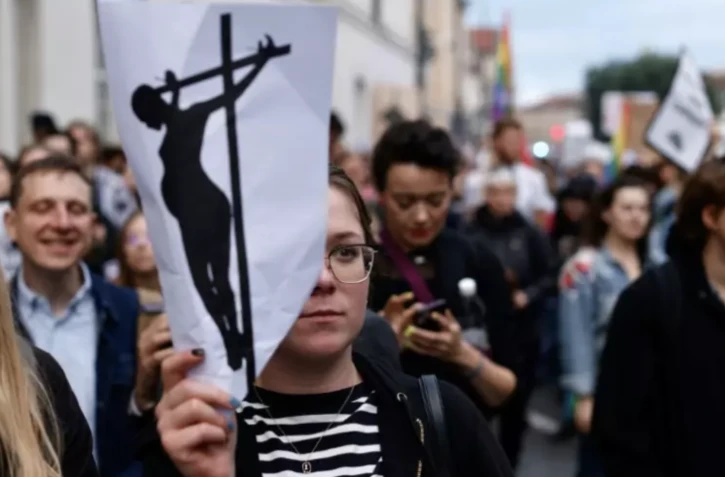 Manifestation contre la législation sur l'avortement après le décès récent d'une femme enceinte en mars 2023 à Varsovie en Pologne, le 14 juin 2023 ( AFP / Wojtek Radwanski )