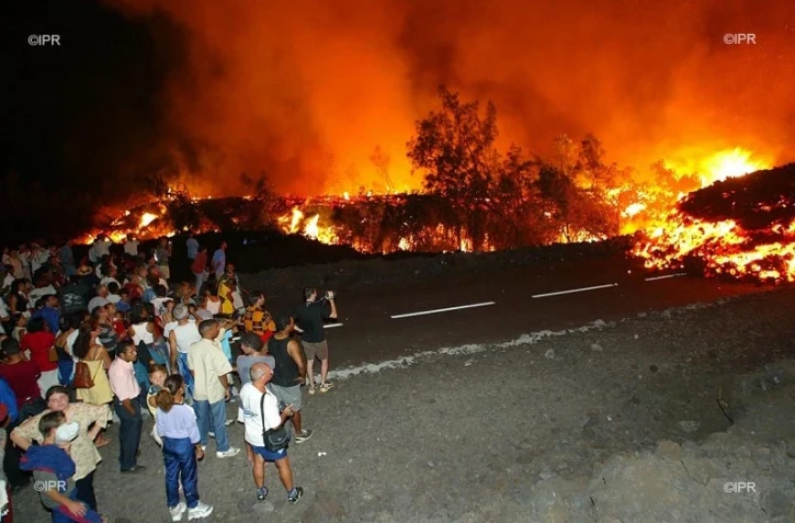 Traversée de la RN2 par la lave