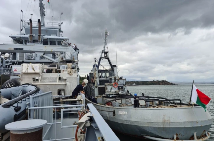 Le patrouilleur malgache Trozona ravitaillé par les FAZSOI