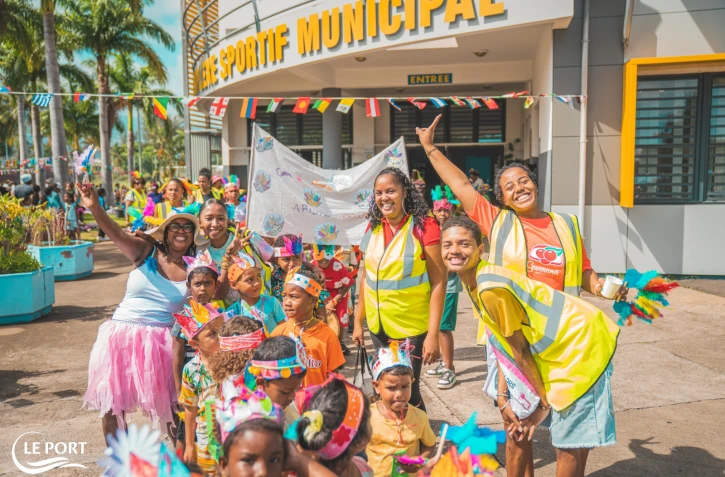 Le Port : "Karnaval en couleurs" le grand rassemblement des centres de loisirs de la ville pour finir les vacances 