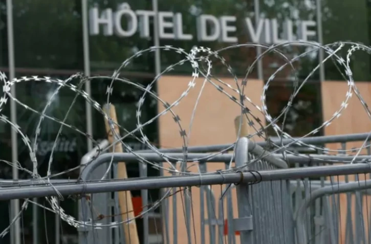 L'hôtel de ville de L'Haÿ-les-Roses, dans le Val-de-Marne, barricadé le 2 juillet 2023 après une cinquième nuit de violences