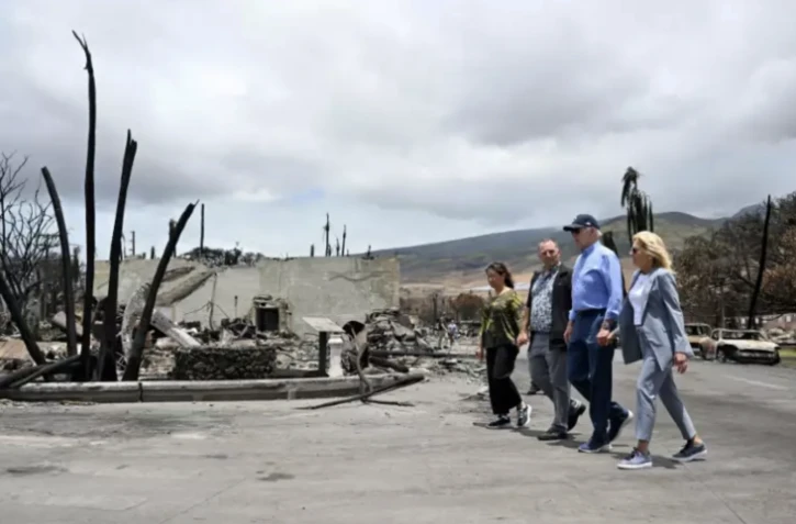 Le président américain Joe Biden visite une zone dévastée par les incendies sur l'île de Maui (Hawaï), le 21 août 2023 ( AFP / Mandel NGAN )