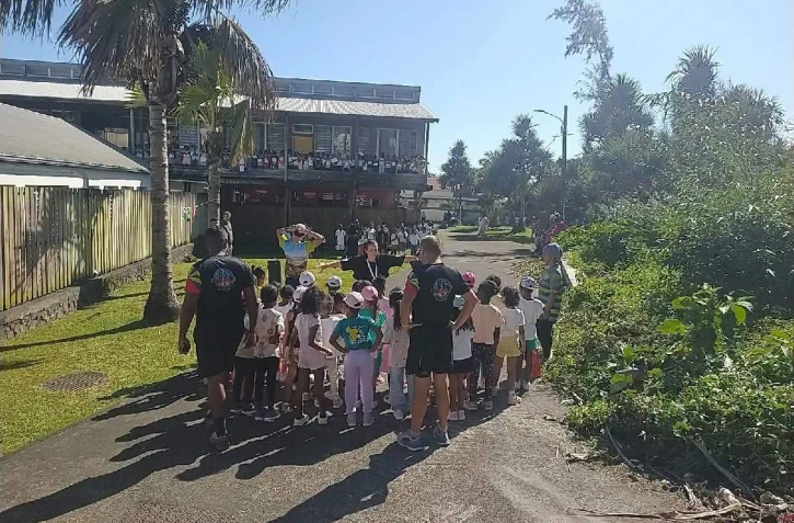 Saint-Benoît : gendarmes et marmailles courent ensemble lors du premier cross de l'école Daniel Honoré