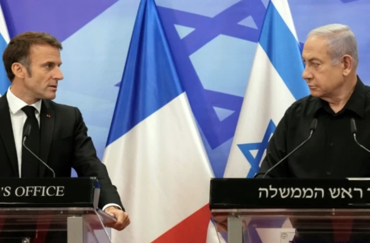 Le président français Emmanuel Macron (à gauche) et le Premier ministre israélien Benjamin Netanyahu en conférence de presse le 24 octobre 2023 à Jérusalem ( POOL / Christophe Ena )