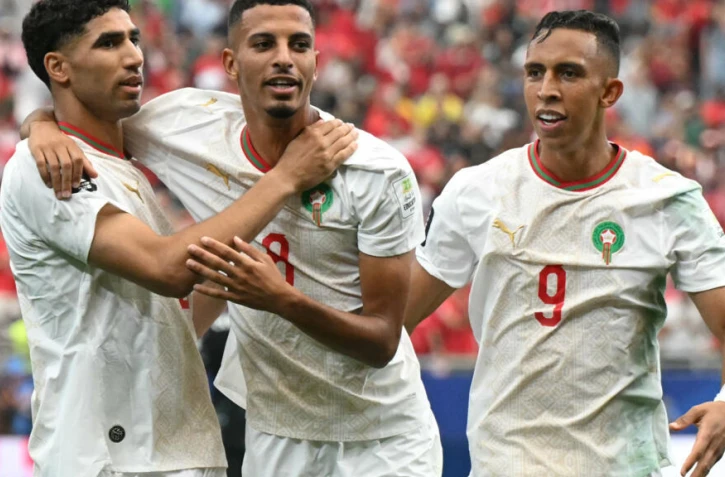 Les Marocains Achraf Hakimi et Brahim Diaz se congratulent après le quart de finale victorieux contre le Cameroun, en Coupe d'Afrique des nations, le 9 janvier 2026, à Rabat